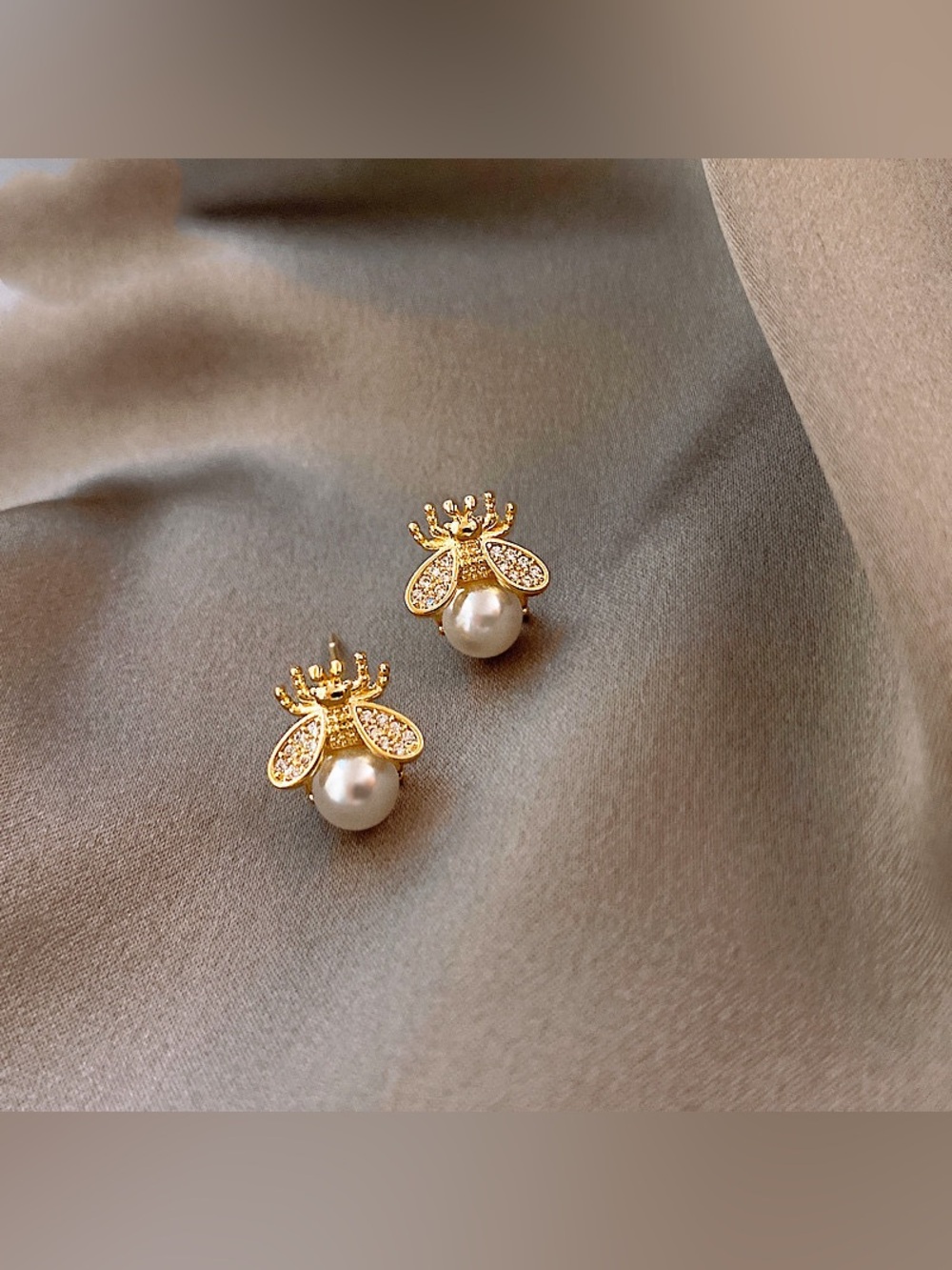 Korean Vintsge Pearl Bee Pendant Gold Stud Earrings